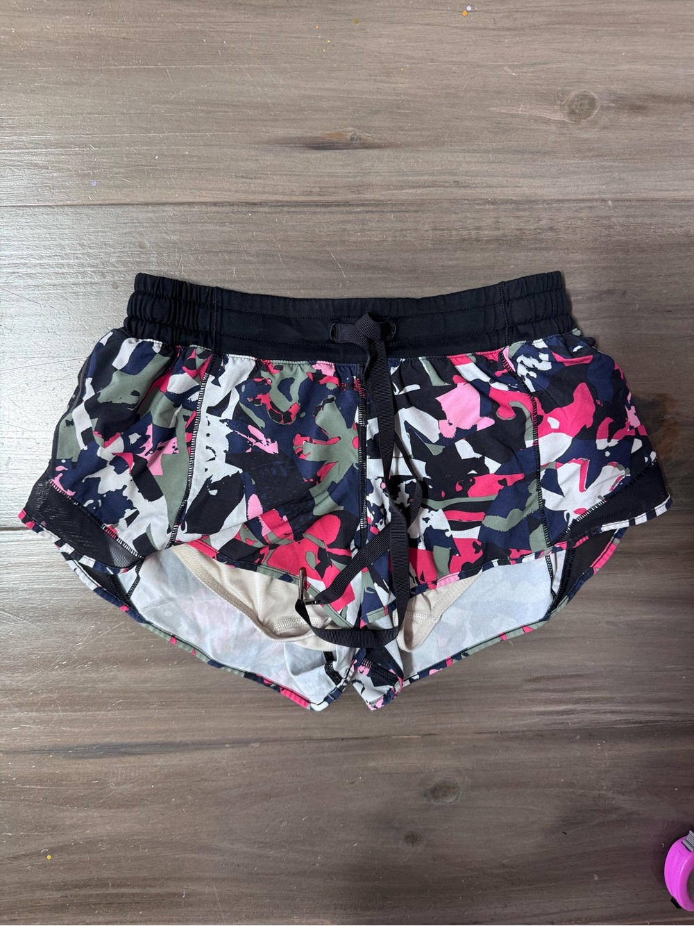 Lululemon Hotty Hot Short Women’s 6 Low Rise 2.5” Pop Cut Boom Juice